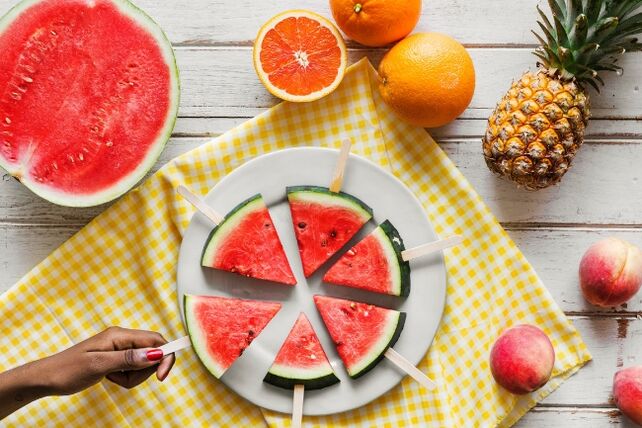Wassermelonenscheiben und Obst